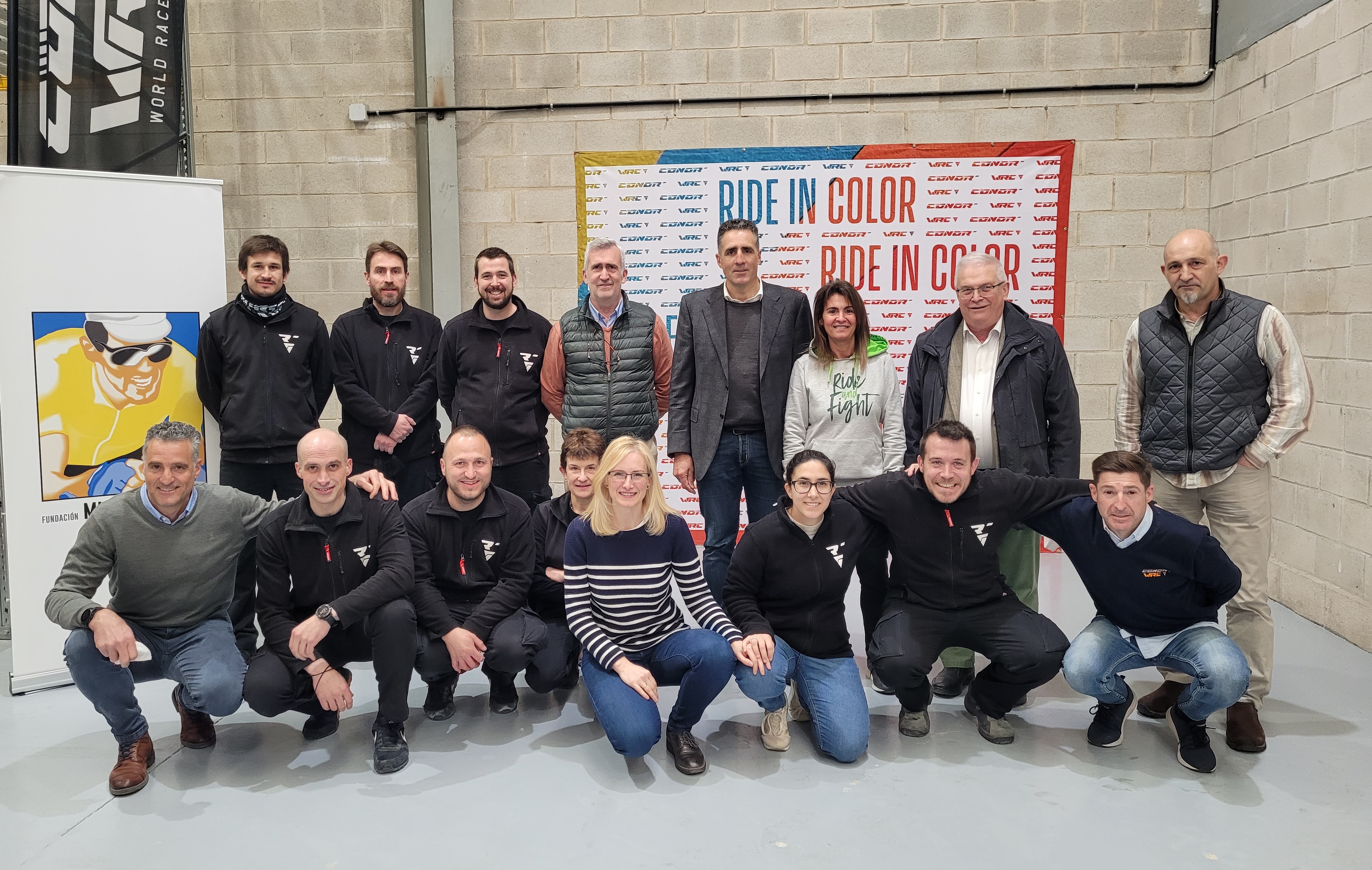 Firma del acuerdo de patrocinio entre la Fundaci&oacute;n Miguel Indur&aacute;in Fundazioa y Conor Bikes