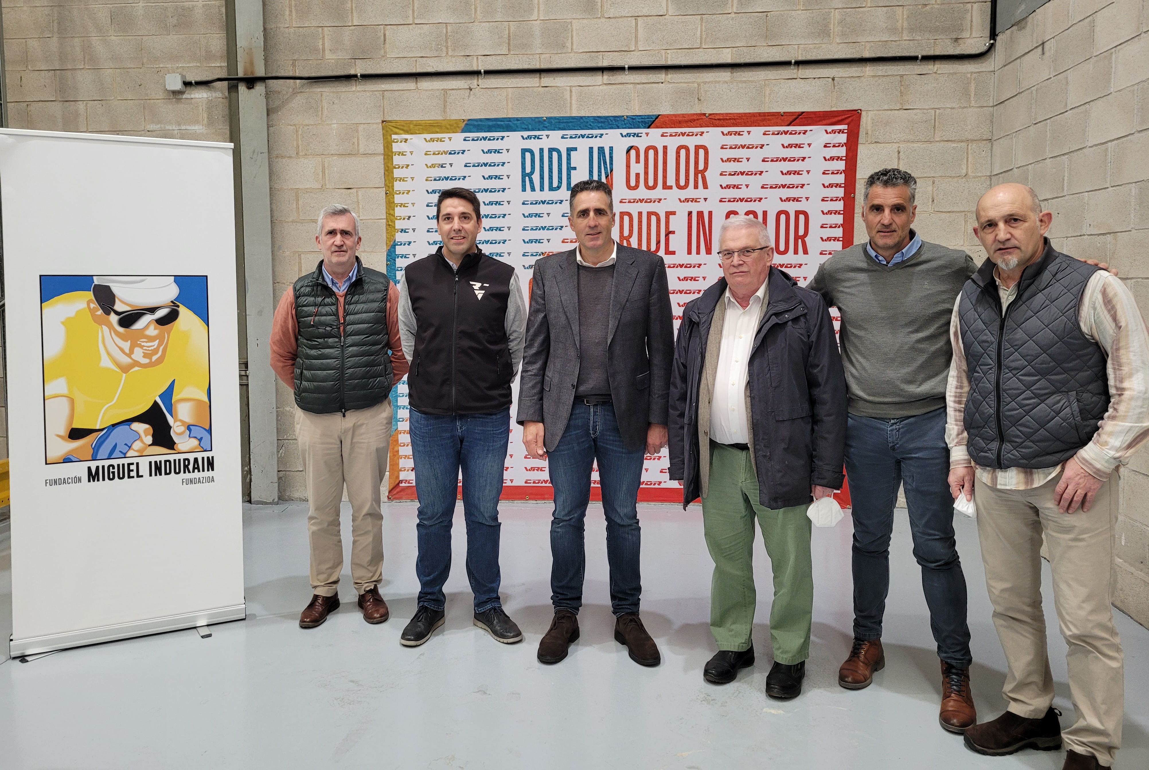 Firma del acuerdo de patrocinio entre la Fundaci&oacute;n Miguel Indur&aacute;in Fundazioa y Conor Bikes