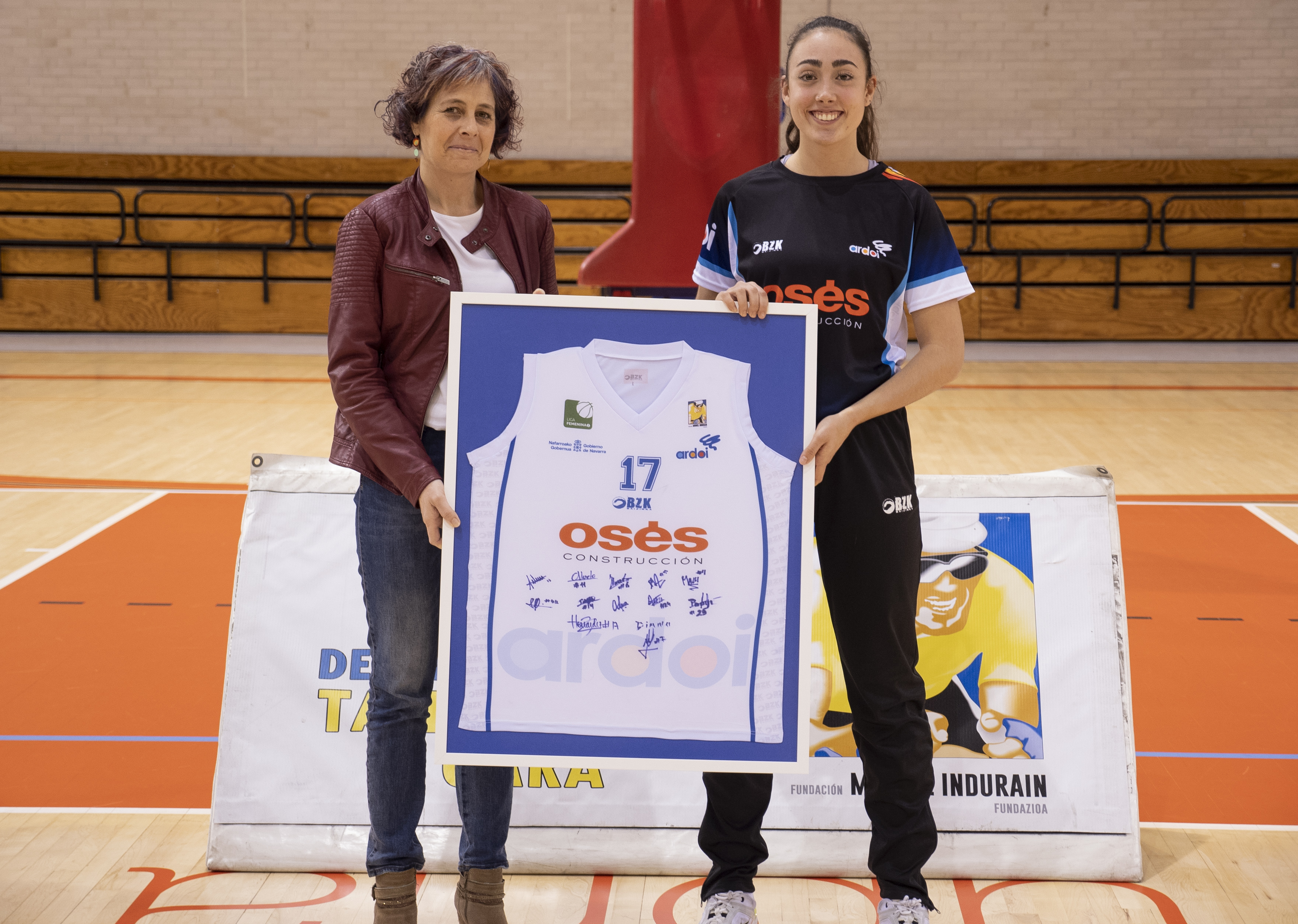 Reconocimiento de la Fundacion Navarra de Baloncesto Ardoi a la Fundaci&oacute;n Miguel Indurain Fundazioa