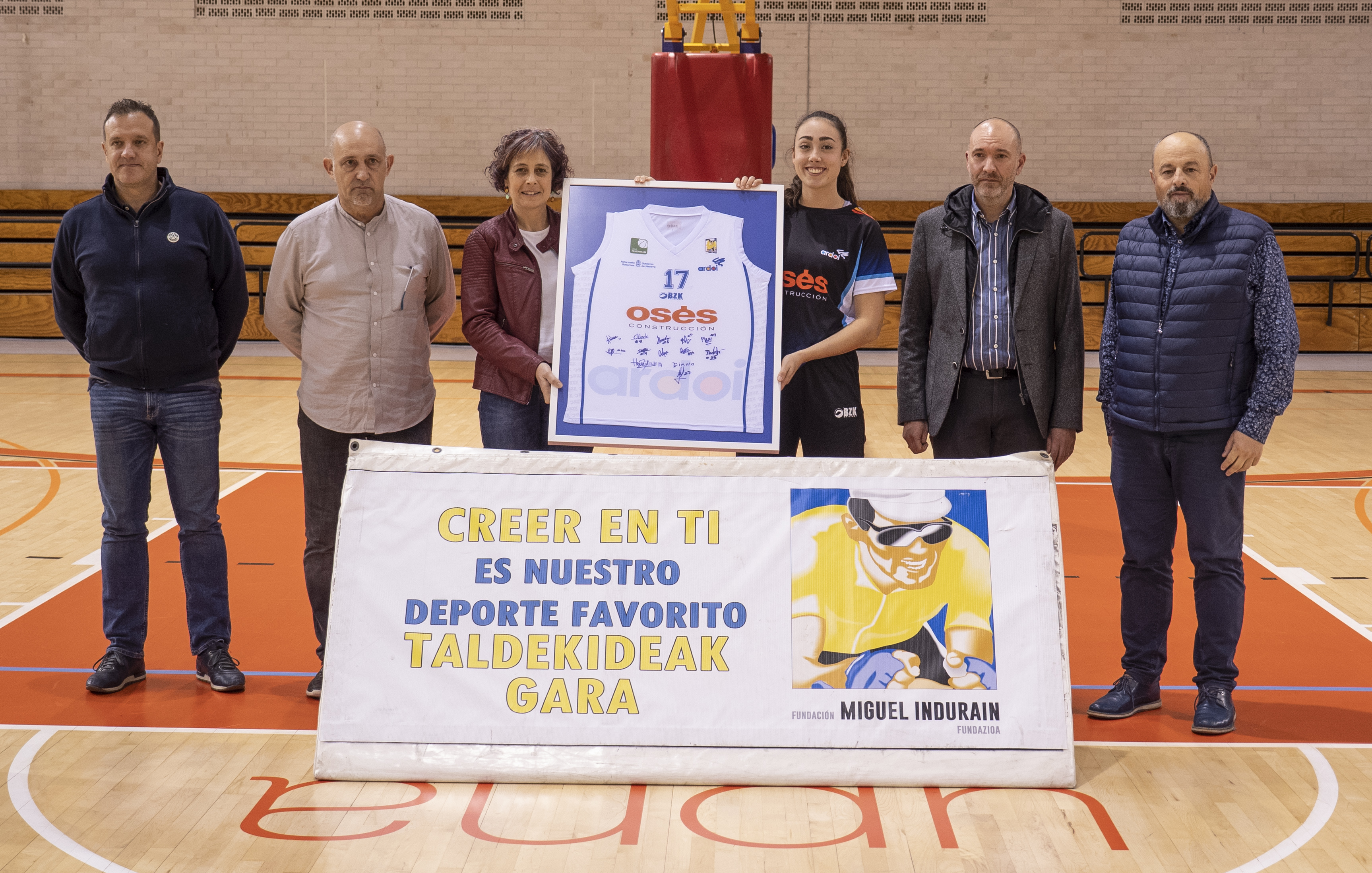 Reconocimiento de la Fundacion Navarra de Baloncesto Ardoi a la Fundaci&oacute;n Miguel Indurain Fundazioa