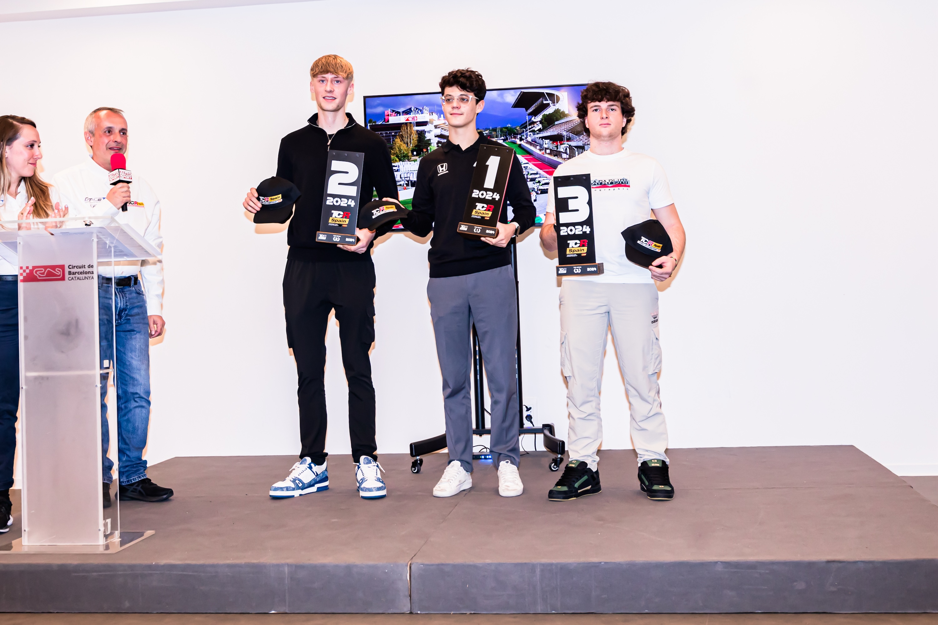 Erik Zabala, el joven piloto navarro que ha brillado en el Campeonato de Espa&ntilde;a de Turismos 2024