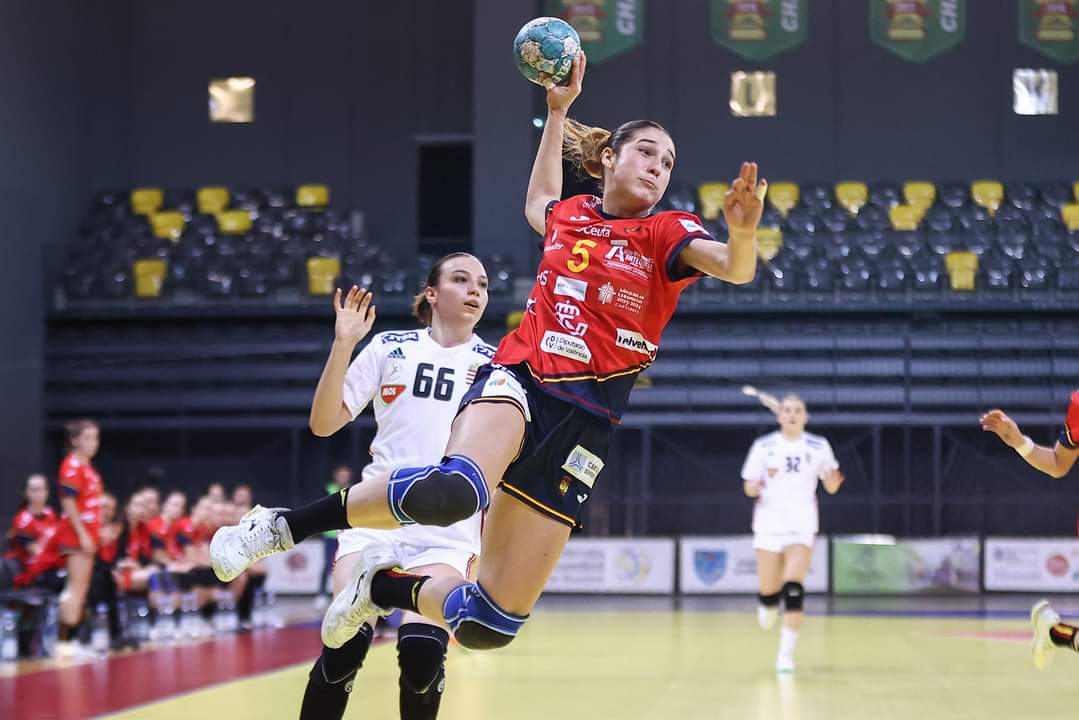 Naroa Baquedano y Estitxu Rodr&iacute;guez, con la selecci&oacute;n espa&ntilde;ola de balonmano