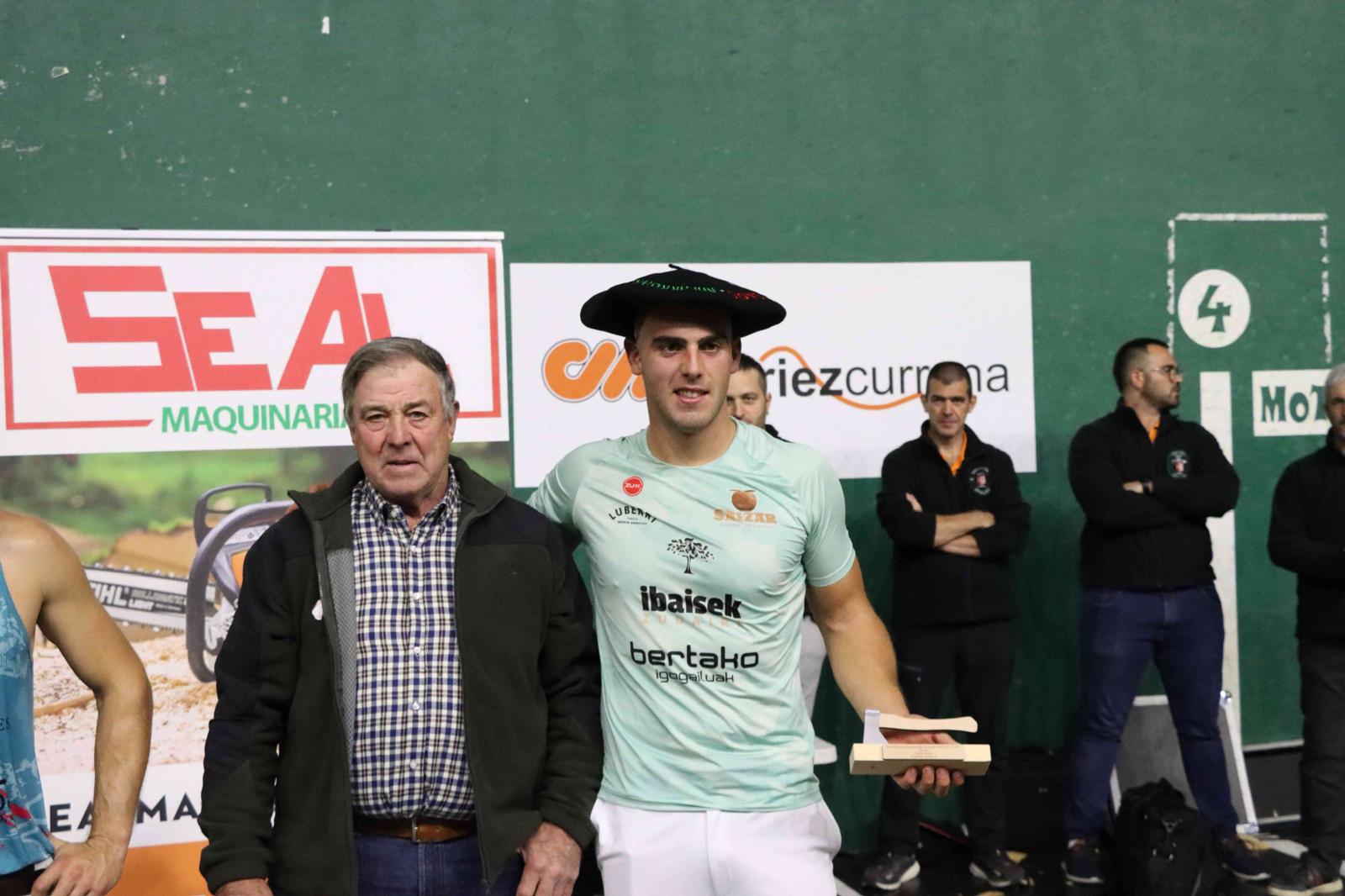 Iker Vicente, campe&oacute;n navarro individual de aizkora en primera categor&iacute;a