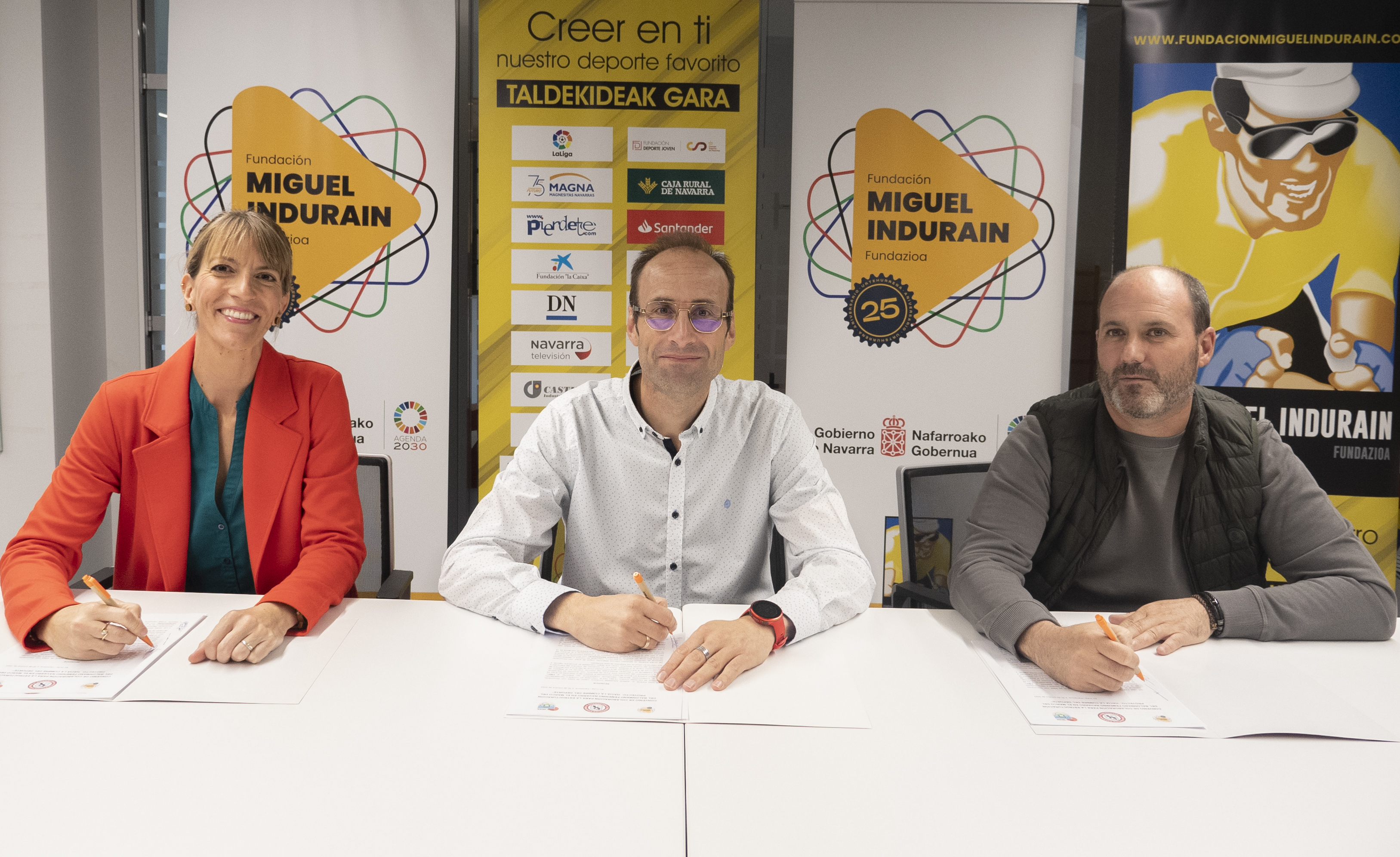 Firma del convenio de reestructuraci&oacute;n de deporte femenino (balonmano)