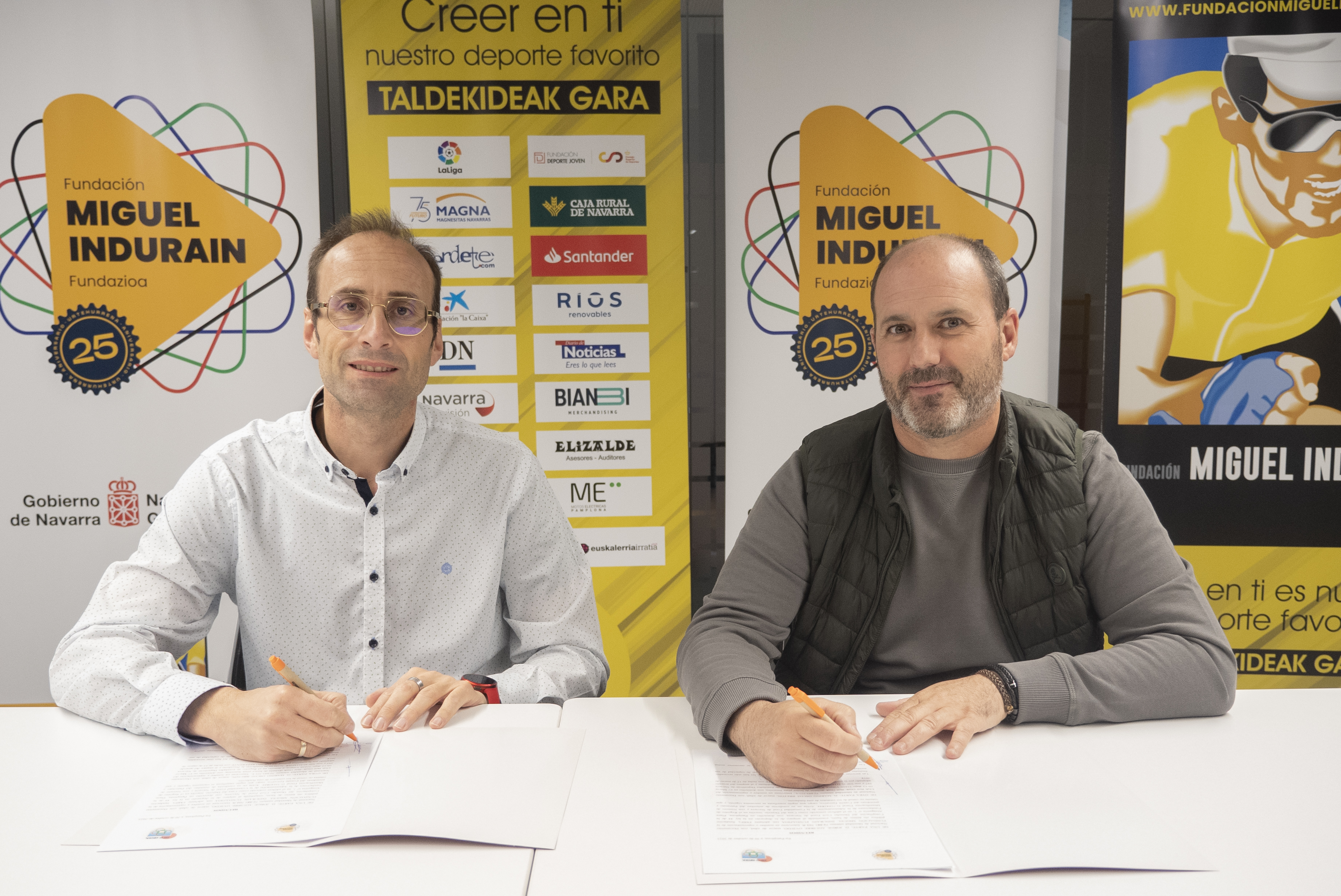 Firma del convenio de reestructuraci&oacute;n de deporte femenino (balonmano)