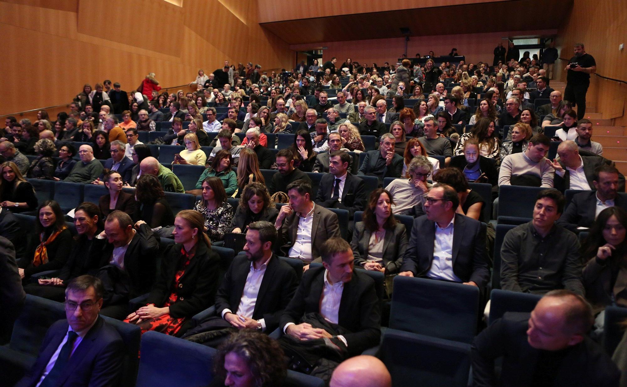 La ciclista Paula Ostiz, becada por la Fundaci&oacute;n Miguel Indur&aacute;in, recibe el Premio Kirolak en la primera edici&oacute;n de los Premios Diario de Noticias Sariak