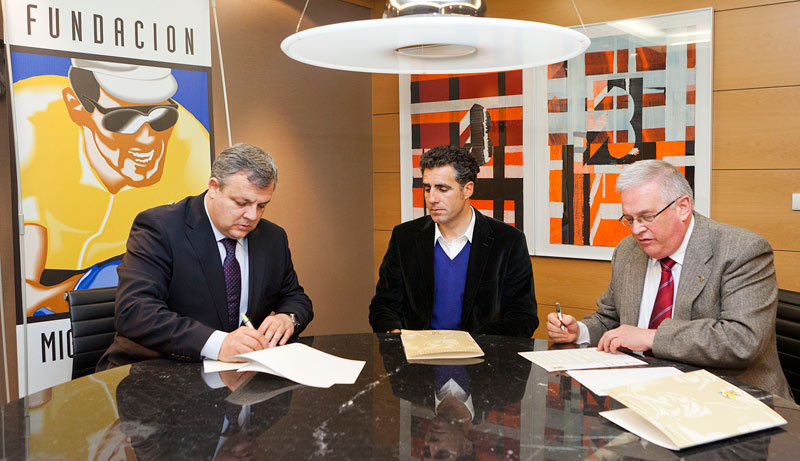 Caja Navarra suscribe un convenio de patrocinio con la Fundaci&oacute;n Miguel Indurain