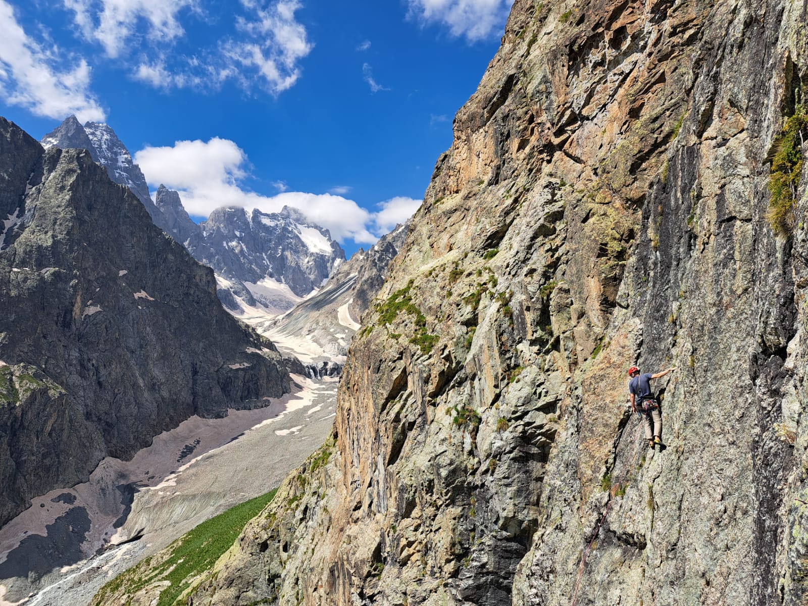 SOBRESALIENTE ACTIVIDAD DEL EQUIPO DE ALPINISMO EN LA CONCENTRACIÓN DE ALPES