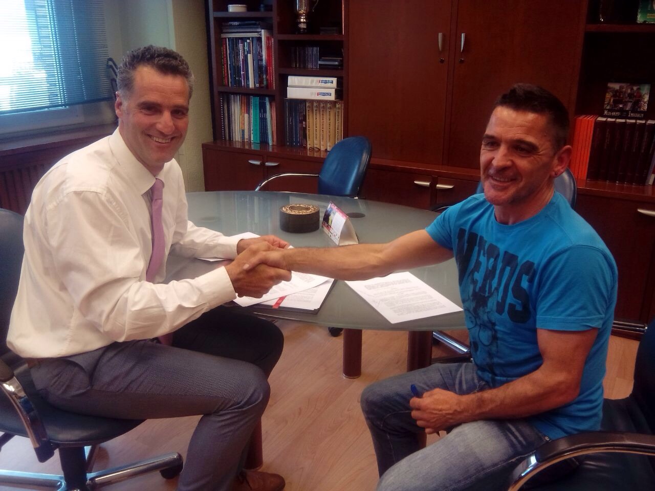 LA FEDERACION NAVARRA DE DEPORTES DE MONTA&Ntilde;A Y ESCALADA FIRMA CON EL INSTITUTO NAVARRO DE DEPORTE Y JUVENTUD UN CONVENIO DE MANTENIMIENTO Y RECUPERACION DE LOS SENDEROS GRs Y GRTs.