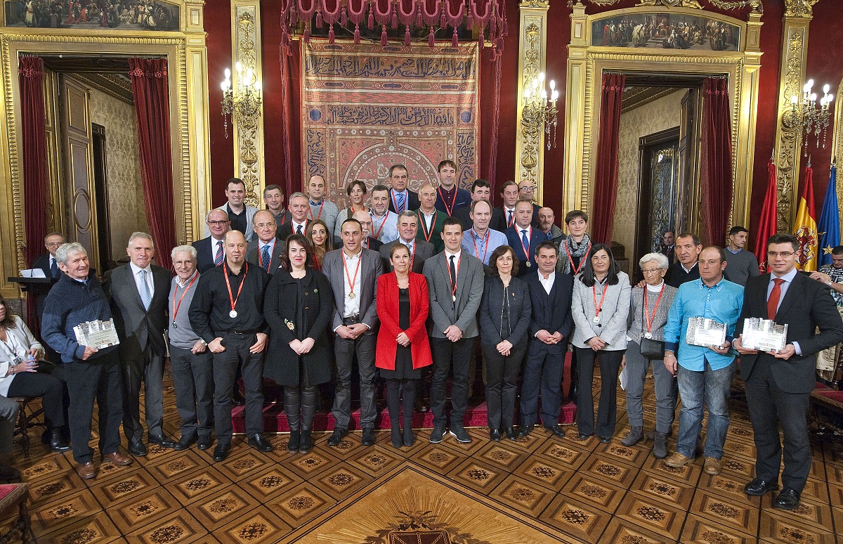 ENTREGA DE MEDALLAS Y MENCIONES AL M&Eacute;RITO DEPORTIVO