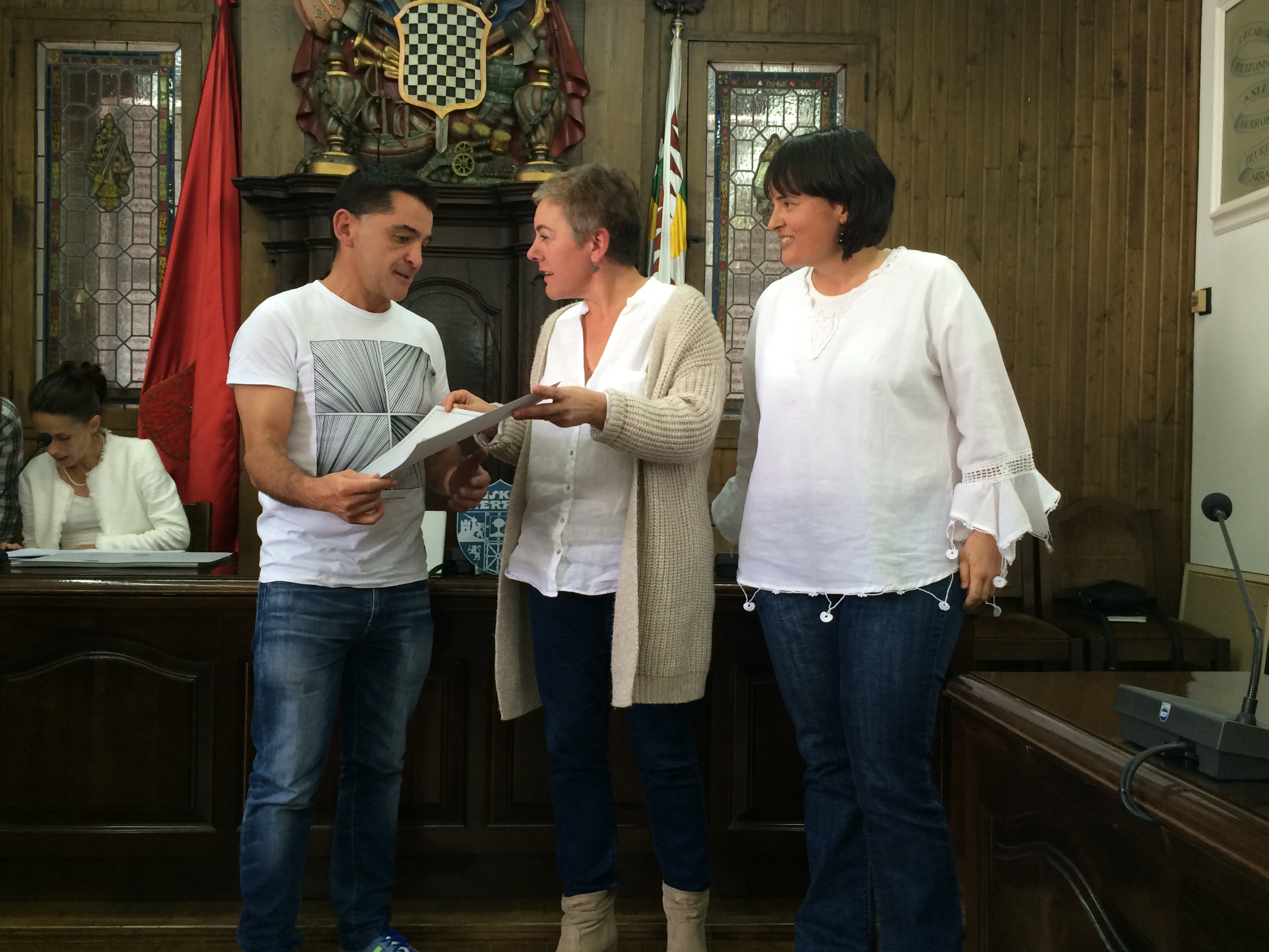 UDALBILTZA ENTREGA LA SUBVENCION CONCEDIDA AL PROYECTO &quot;REHABILITACION DEL REFUGIO DE BELAGUA&quot;. // UDALBILTZAK &quot;BELAGUAko ATERPE BERRIKUNTZA&quot; EGITASMOAri  DIRU-LAGUNTZA ZIURAGIRIA EMAN ZION.