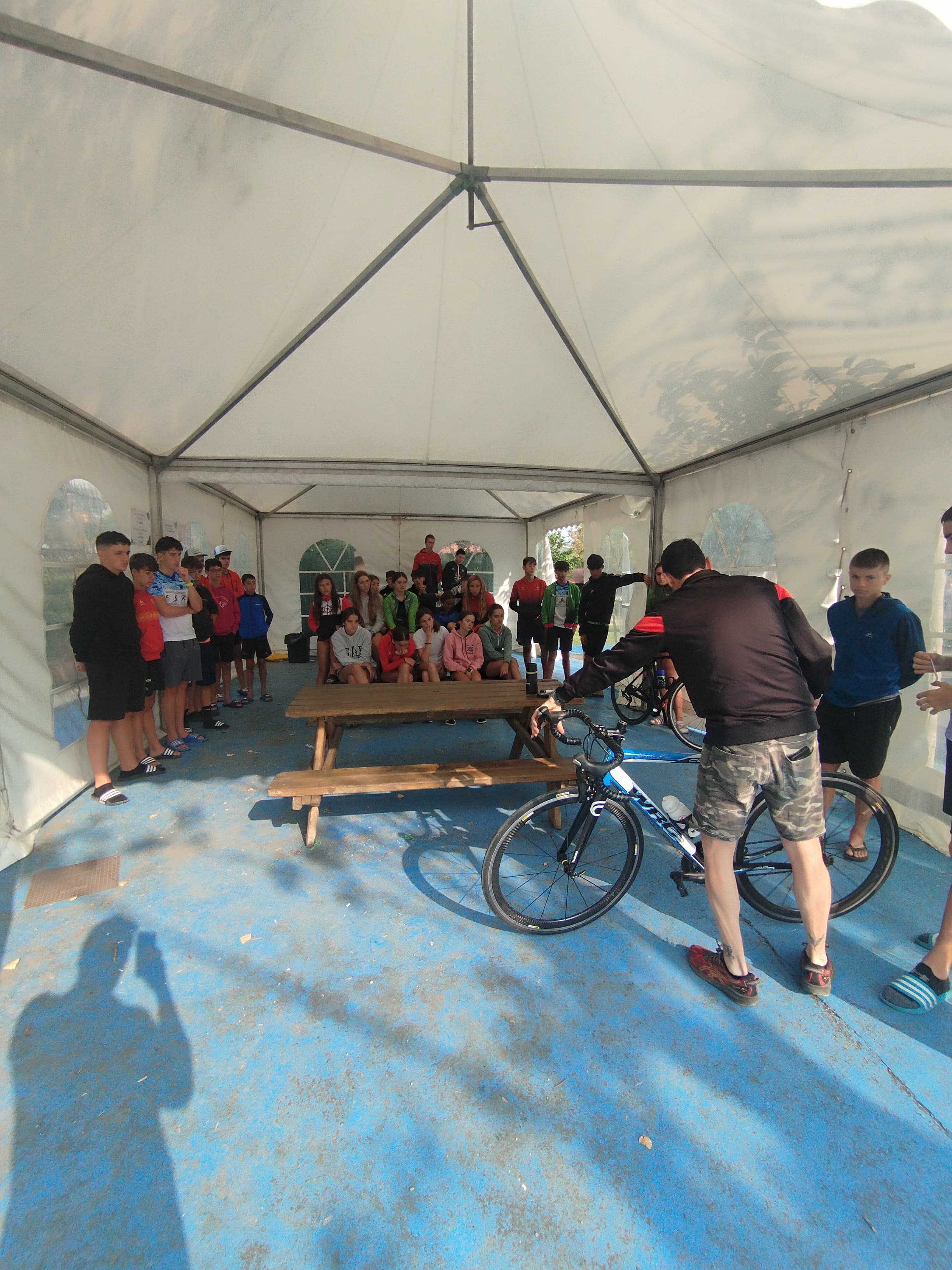 La Federación Navarra de Triatlón arranca el III Campus de Triatlón en Aritzaleku