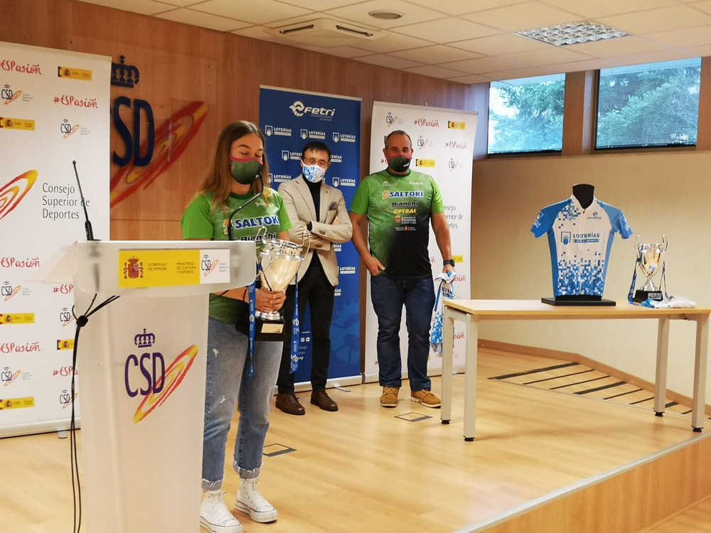 Saltoki Trikideak recibe su trofeo como campeonas de Primera Divisi&oacute;n Nacional