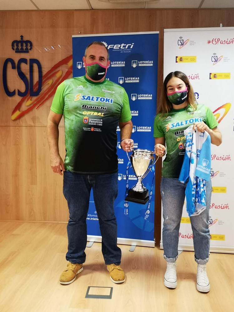 Saltoki Trikideak recibe su trofeo como campeonas de Primera División Nacional