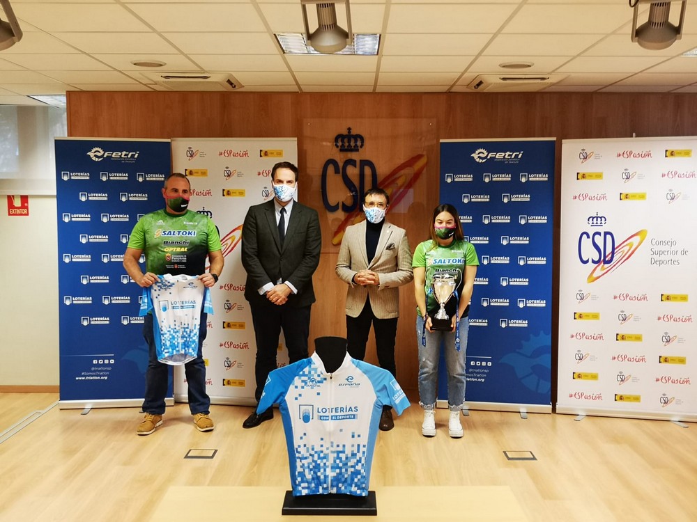 Saltoki Trikideak recibe su trofeo como campeonas de Primera División Nacional