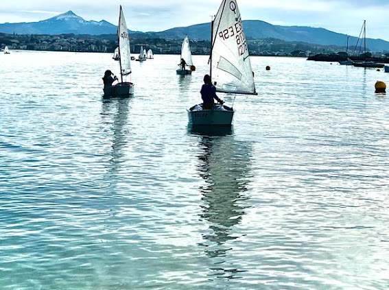 Éxito del primer fin de semana de entrenamiento del equipo navarro de Optimist en Hondarribia
